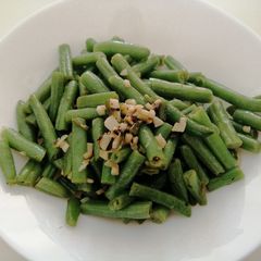 A picture of French Beans sautéed in butter and garlic.