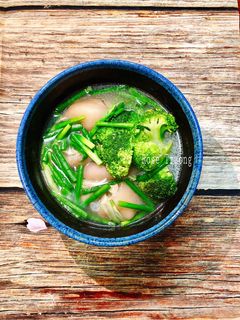 Hình của món Canh Giò Heo Nấu Bông Cải Xanh.