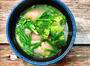 Hình của món Canh Giò Heo Nấu Bông Cải Xanh.
