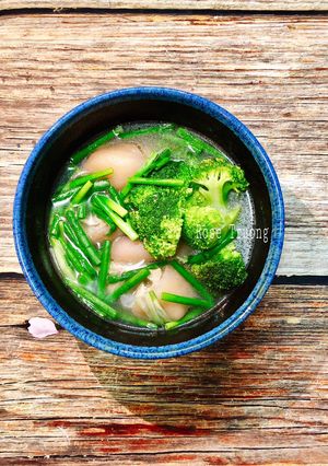 Hình của món Canh Giò Heo Nấu Bông Cải Xanh.