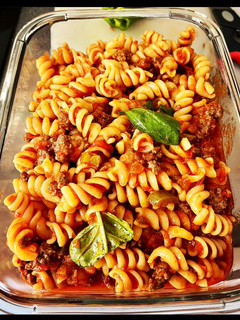 Una foto de Pasta con carne picada, orégano y albahaca fresca
