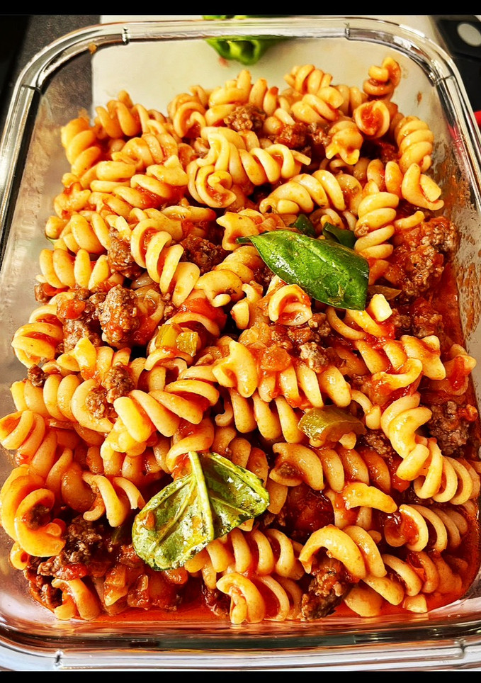 Una foto de Pasta con carne picada, orégano y albahaca fresca