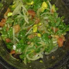 Una foto de Ensalada de palta, rúcula, tomate y cebolla