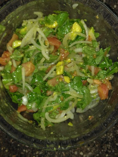 Una foto de Ensalada de palta, rúcula, tomate y cebolla