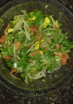 Una foto de Ensalada de palta, rúcula, tomate y cebolla