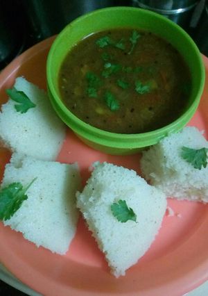 A picture of Idli sambar.