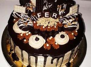 Una foto de Drip cake mantecol y bombones