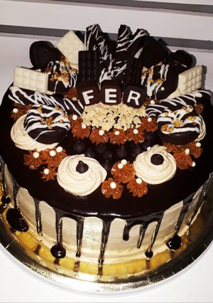 Una foto de Drip cake mantecol y bombones