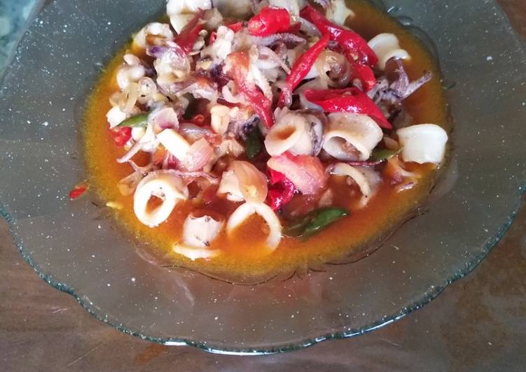 Bagaimana mengolah Cumi tumis simple yang Enak Banget