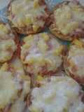 Mini pizzas de piña, jamón y queso