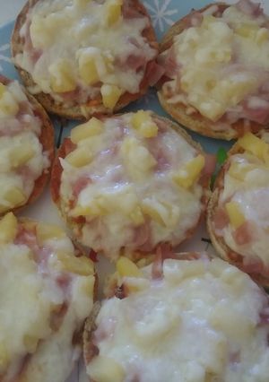 Una foto de Mini pizzas de piña, jamón y queso