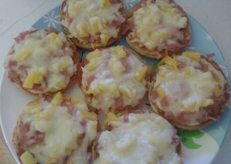 Mini pizzas de piña, jamón y queso