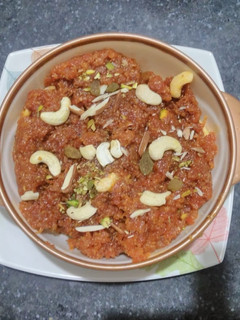 ગાજર નો હલવો (Gajar Halwa in Cooker recipe in gujarati) રેસીપી મુખ્ય ફોટો
