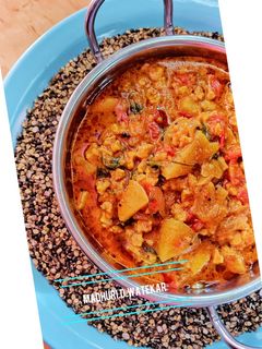 मुगाच्या वड्याची भाजी (moongachya vadyachi bhaji recipe in marathi) रेसिपी चे मुख्य फोटो