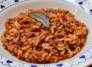 Una foto de Soja texturizada orgánica con arroz parboil en salsa de tomate simple 🍅 🍚 🌾