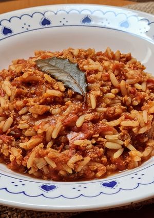 Una foto de Soja texturizada orgánica con arroz parboil en salsa de tomate simple 🍅 🍚 🌾