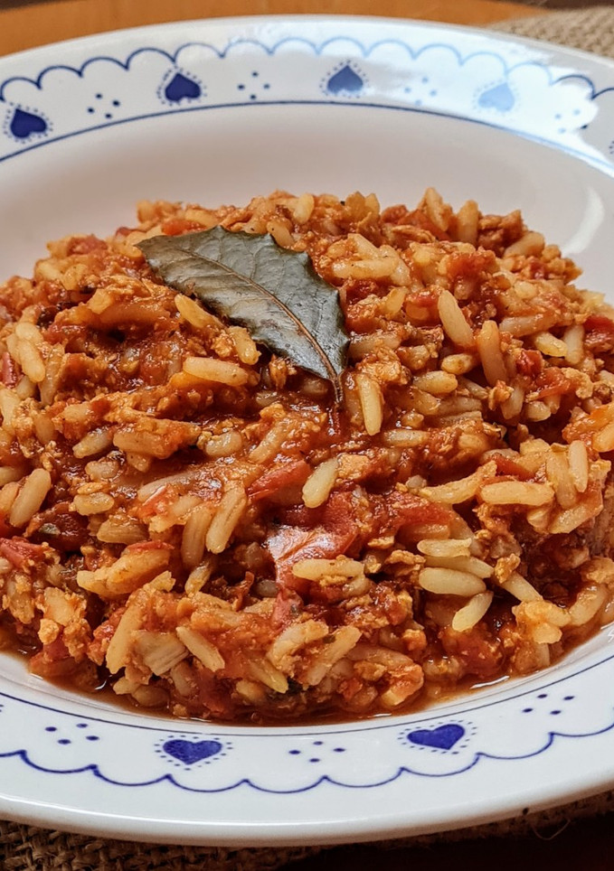 Una foto de Soja texturizada orgánica con arroz parboil en salsa de tomate simple 🍅 🍚 🌾