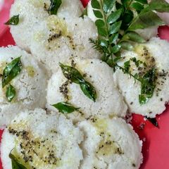 A picture of Sama idlis.