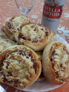 Una foto de Pizza arrollada con carne