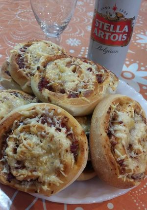 Una foto de Pizza arrollada con carne