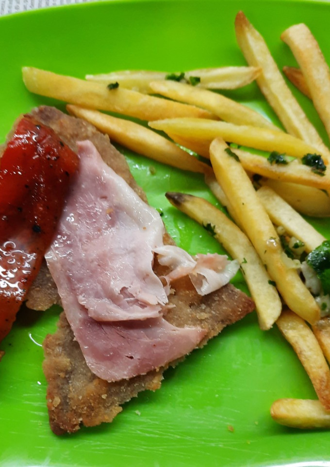 Una foto de Milanesa al horno con panceta, morrón asado, papas fritas