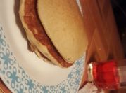 Una foto de hot cakes con miel