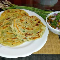 A picture of Green garlic laccha paratha.