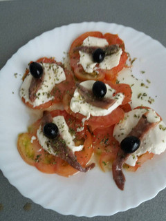 Una foto de Ensalada de tomate con mozzarella y anchoas