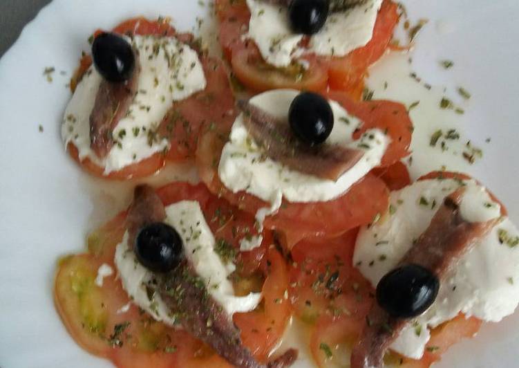 Ensalada de tomate con mozzarella y anchoas
