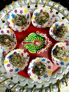 A picture of Crunchy Dry Fruit Paan ladoos.