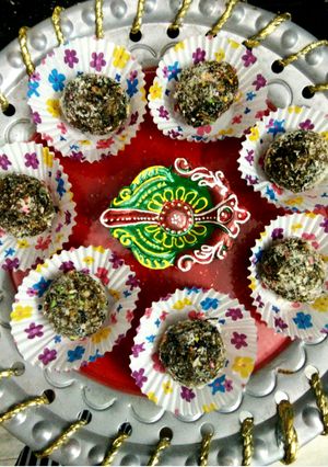 A picture of Crunchy Dry Fruit Paan ladoos.