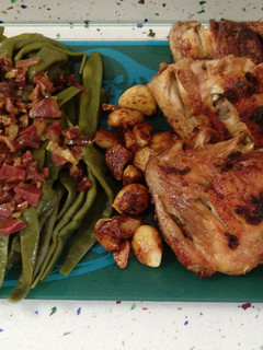 Una foto de Traseros de pollo frito y judías verdes con jamón