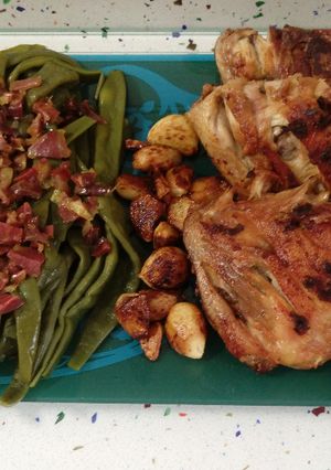 Foto principal de Traseros de pollo frito y judías verdes con jamón