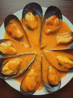 Una foto de Mejillones en salsa de tomate picante