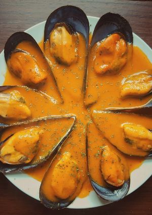 Una foto de Mejillones en salsa de tomate picante