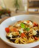 Aglio e olio inspired pasta with aubergine, tomato and mozzarella (⭐️ best ever summer pasta 🍝)