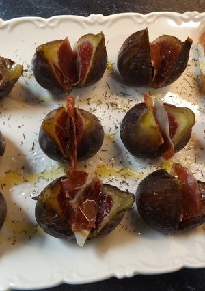 Una foto de Brevas con jamón y eneldo