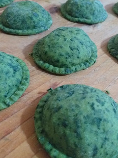 Una foto de Sorrentinos de kale rellenos con carne (posta rosada)