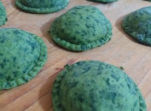 Una foto de Sorrentinos de kale rellenos con carne (posta rosada)