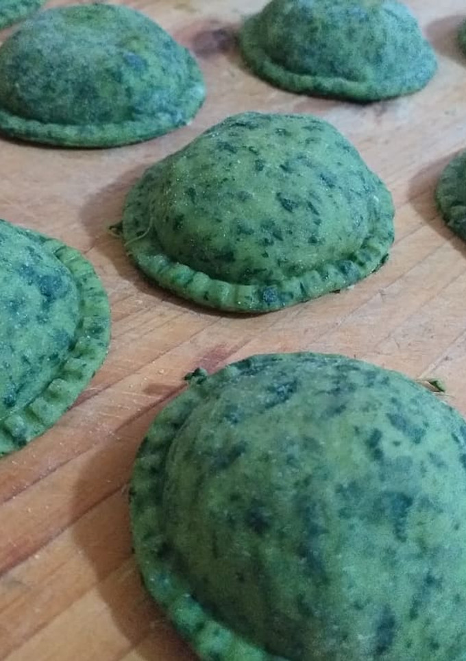 Una foto de Sorrentinos de kale rellenos con carne (posta rosada)