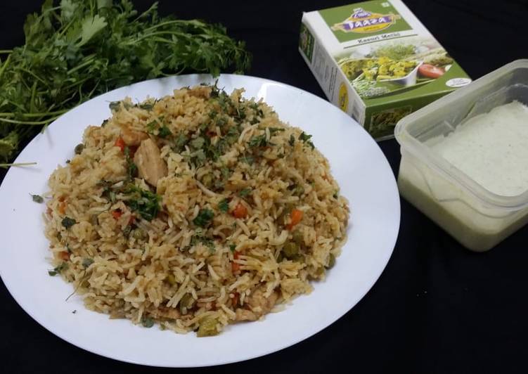 Simple Way to Prepare Speedy Chicken and Kasuri Methi Fried Rice