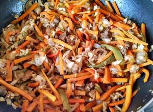 Una foto de Chop suey mixto venezolano
