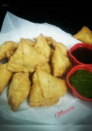 A picture of Khasta Aaloo Samosa.