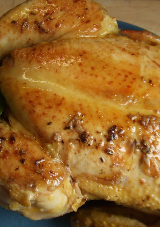 Una foto de Pollo de granja a la olla relleno de castañas