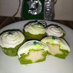 A picture of Surprise Green Velvet Cupcakes.