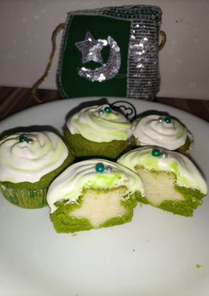 A picture of Surprise Green Velvet Cupcakes.