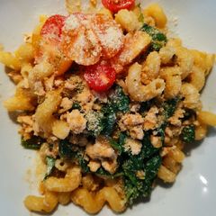 A picture of Chicken, lentil & spinach pasta.