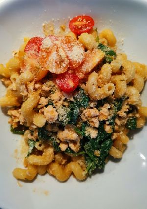 A picture of Chicken, lentil & spinach pasta.