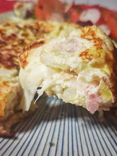Una foto de Tortilla de calabacín con jamón y mozzarella