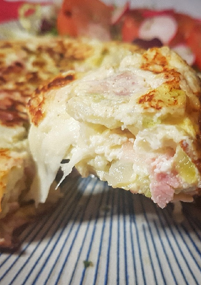 Una foto de Tortilla de calabacín con jamón y mozzarella